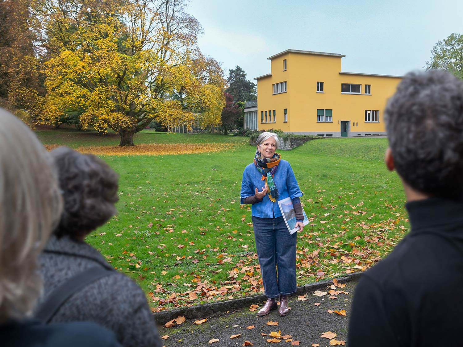 Cony Grünenfelder vor der Villa Senar, Hertenstein, Weggis
